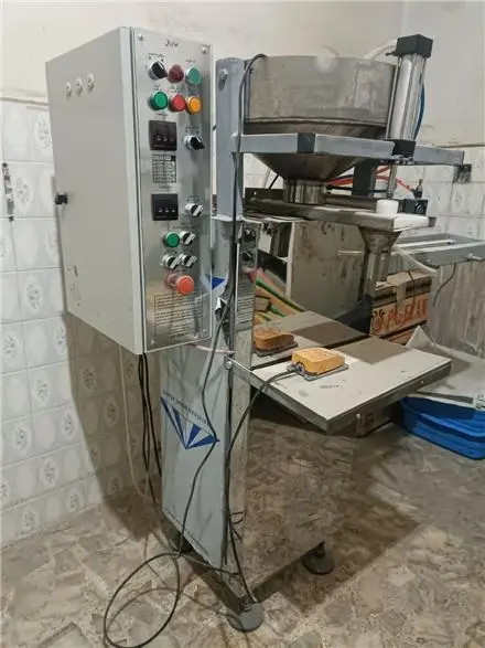 دستگاه پرکن مایعات با مکانیزم اسکوپی