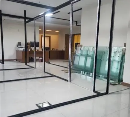 کارگر حرفه ای حمل و جابجایی انواع شیشه