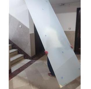 کارگر حمل و جابجایی شیشه سکوریت و سنگ اسلب در طبقات