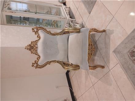 مبل هفت نفره سالم با دو عسلی و یک میز وسط پارچه مازراتی