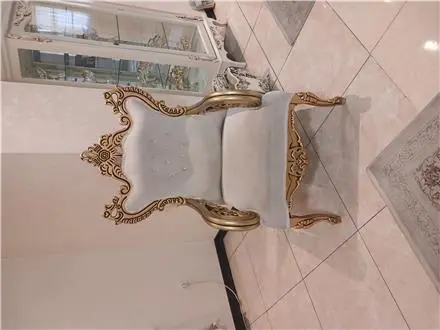 مبل هفت نفره سالم با دو عسلی و یک میز وسط پارچه مازراتی